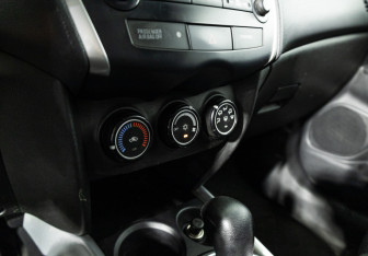Подержанный автомобиль Mitsubishi ASX 2011 года (15 фото)