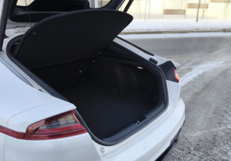 Подержанный автомобиль Kia Stinger 2018 года (16 фото)