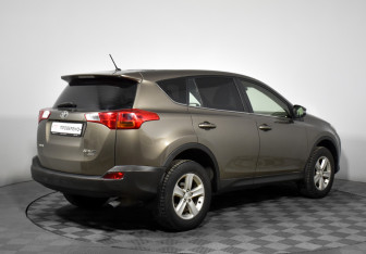Подержанный автомобиль Toyota RAV4 2013 года (5 фото)