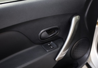 Подержанный автомобиль Renault Sandero 2015 года (15 фото)