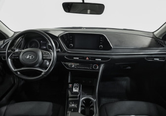 Подержанный автомобиль Hyundai Sonata 2021 года (10 фото)