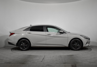 Подержанный автомобиль Hyundai Elantra Sedan 2021 года (4 фото)