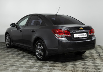 Подержанный автомобиль Chevrolet Cruze Sedan 2011 года (7 фото)
