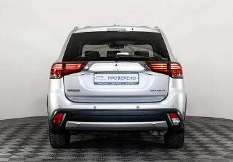 Подержанный автомобиль Mitsubishi Outlander 2018 года (6 фото)
