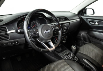 Подержанный автомобиль Kia Rio Hatchback 2017 года (11 фото)