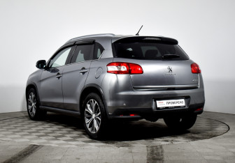 Подержанный автомобиль Peugeot 4008 2012 года (7 фото)