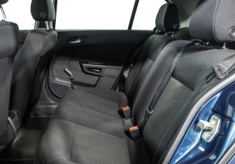 Подержанный автомобиль Opel Astra Hatchback 2007 года (10 фото)