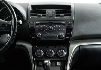 Подержанный автомобиль Mazda 6 Liftback 2010 года (14 фото)