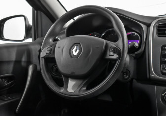 Подержанный автомобиль Renault Sandero 2018 года (15 фото)