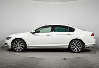 Подержанный автомобиль Volkswagen Passat Sedan 2019 года (8 фото)