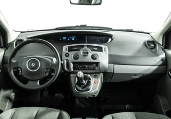 Подержанный автомобиль Renault Scenic 2008 года (13 фото)