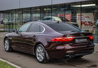 Подержанный автомобиль Jaguar XF Sedan 2018 года (7 фото)