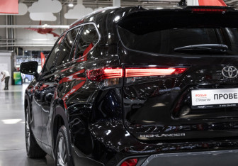 Подержанный автомобиль Toyota Highlander 2021 года (10 фото)