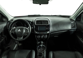 Подержанный автомобиль Mitsubishi ASX 2014 года (13 фото)