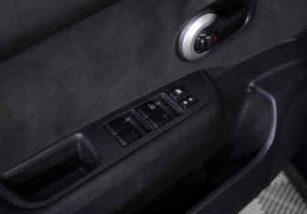 Подержанный автомобиль Nissan Tiida Hatchback 2011 года (16 фото)