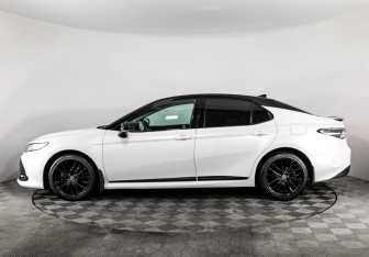 Подержанный автомобиль Toyota Camry Sedan 2021 года (8 фото)