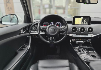 Подержанный автомобиль Kia Stinger 2018 года (15 фото)