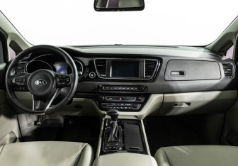 Подержанный автомобиль Kia Carnival 2017 года (13 фото)