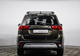 Подержанный автомобиль Mitsubishi Outlander 2020 года (6 фото)