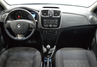 Подержанный автомобиль Renault Sandero 2014 года (14 фото)