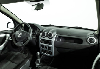 Подержанный автомобиль Renault Sandero 2013 года (9 фото)