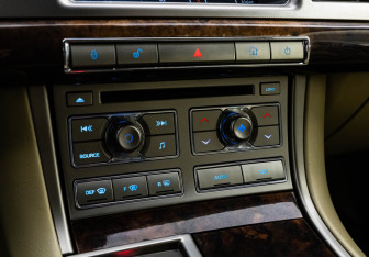 Подержанный автомобиль Jaguar XF Sedan 2011 года (16 фото)