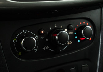 Подержанный автомобиль Renault Sandero 2020 года (15 фото)