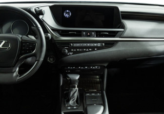 Подержанный автомобиль Lexus ES 2018 года (13 фото)