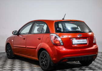 Подержанный автомобиль Kia Rio Hatchback 2009 года (7 фото)