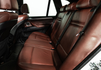 Подержанный автомобиль BMW X5 2007 года (11 фото)