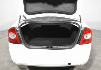 Подержанный автомобиль Ford Focus Sedan 2011 года (18 фото)