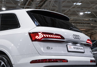 Подержанный автомобиль Audi Q7 2021 года (11 фото)