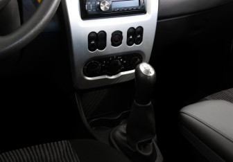 Подержанный автомобиль Renault Sandero 2013 года (11 фото)