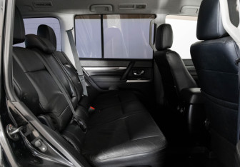 Подержанный автомобиль Mitsubishi Pajero 2012 года (17 фото)