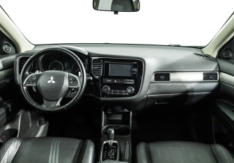 Подержанный автомобиль Mitsubishi Outlander 2012 года (13 фото)