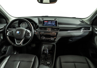 Подержанный автомобиль BMW X1 2021 года (13 фото)