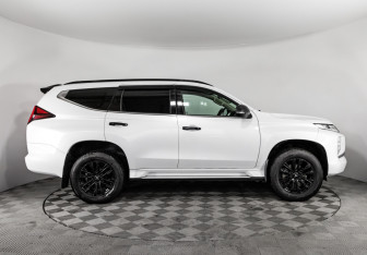 Подержанный автомобиль Mitsubishi Pajero Sport 2020 года (5 фото)