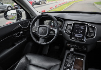 Подержанный автомобиль Volvo XC90 2016 года (12 фото)