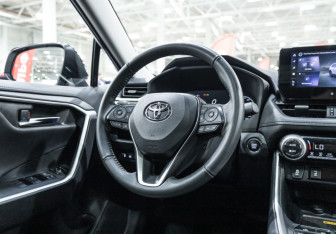 Подержанный автомобиль Toyota RAV4 2023 года (20 фото)