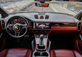 Подержанный автомобиль Porsche Cayenne 2019 года (10 фото)