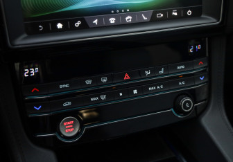 Подержанный автомобиль Jaguar F-Pace 2020 года (19 фото)