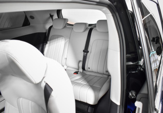 Подержанный автомобиль Voyah Dream 2025 года (13 фото)