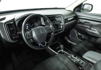 Подержанный автомобиль Mitsubishi Outlander 2020 года (11 фото)
