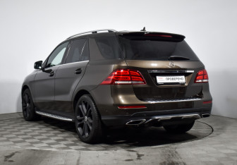 Подержанный автомобиль Mercedes-Benz GLE 2015 года (7 фото)