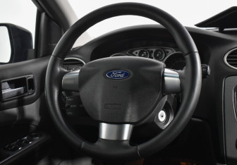 Подержанный автомобиль Ford Focus Sedan 2011 года (14 фото)