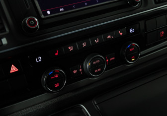 Подержанный автомобиль Volkswagen Caravelle 2019 года (16 фото)