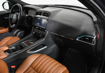 Подержанный автомобиль Jaguar F-Pace 2016 года (12 фото)