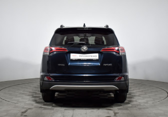 Подержанный автомобиль Toyota RAV4 2017 года (6 фото)