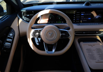 Подержанный автомобиль Voyah Free 2023 года (10 фото)