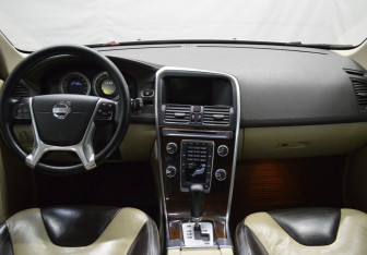 Подержанный автомобиль Volvo XC60 2012 года (13 фото)